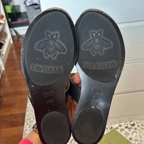 AUTHENTIC Gucci Black Thong Sandals with Gold Accent - Picture 6 of 9